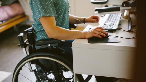 Candidato PCD trabalhando em Home Office - Dicas abra vagas em Home Office para pessoas com deficiência